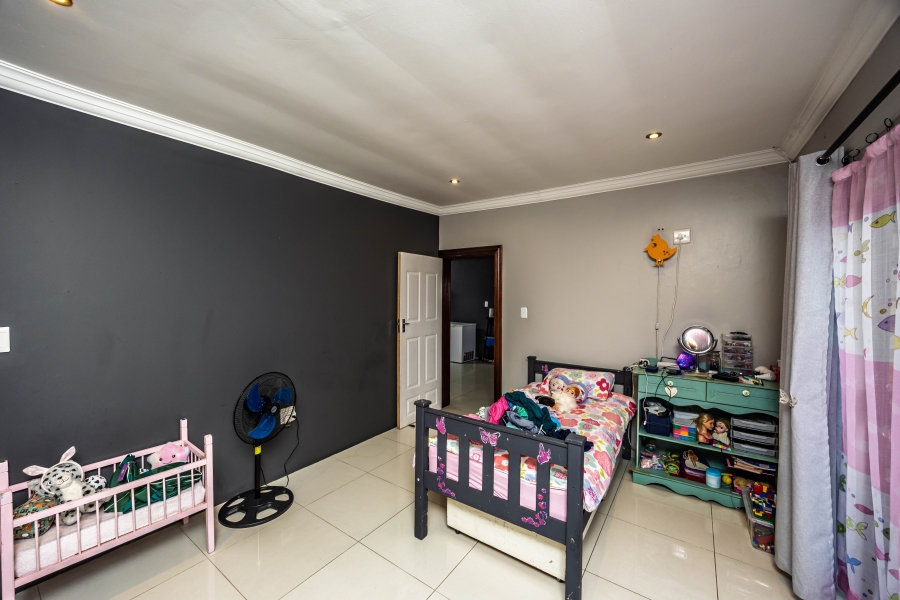 To Let 5 Bedroom Property for Rent in Cove Rock Eastern Cape